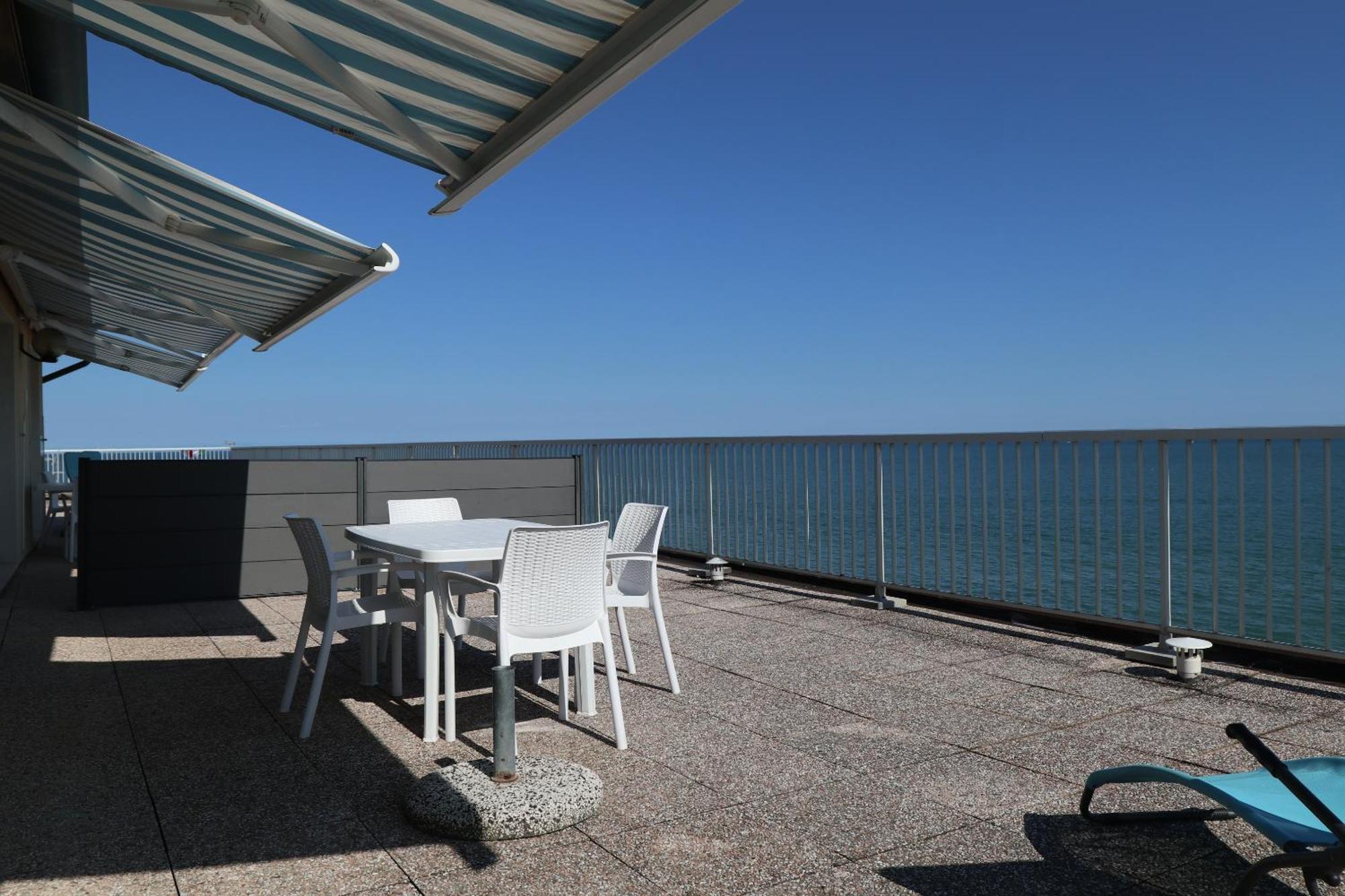 Апартаменты Penthouse Attico Mara Каорле Экстерьер фото